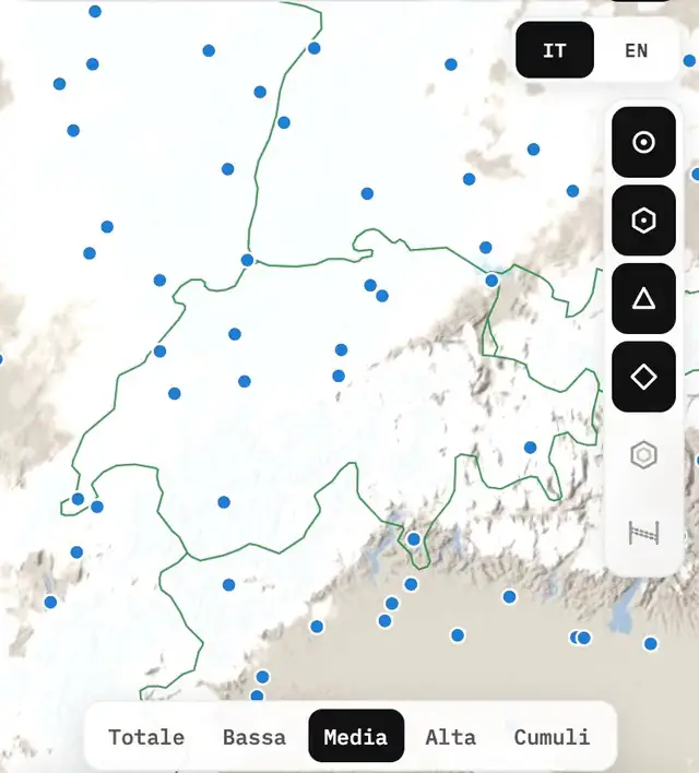 App screenshot over Switzerland: cloud cover by layer or the GAFOR routes, depending on the chosen button